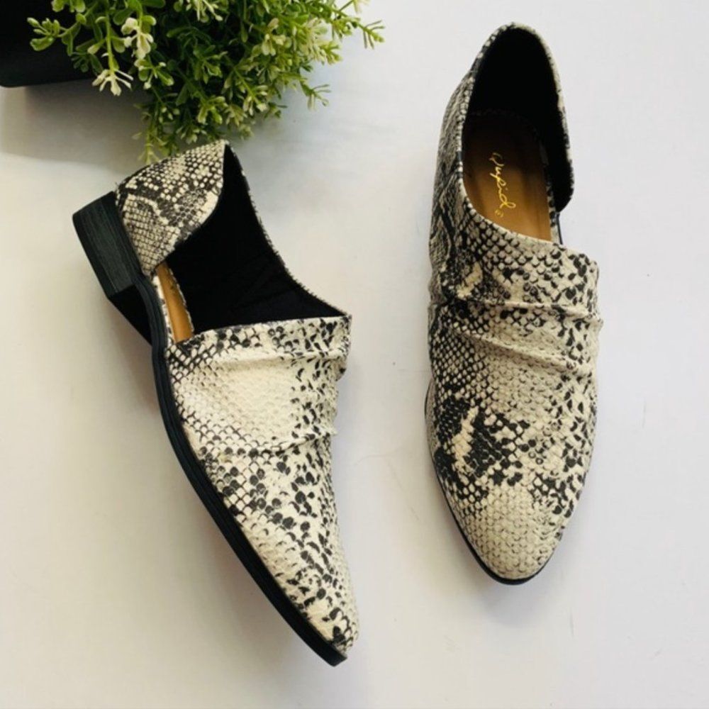 NWT Qupid Faux Snakeskin Pointed Toe Cut-Out Flats (10) Slip-On Python Booties